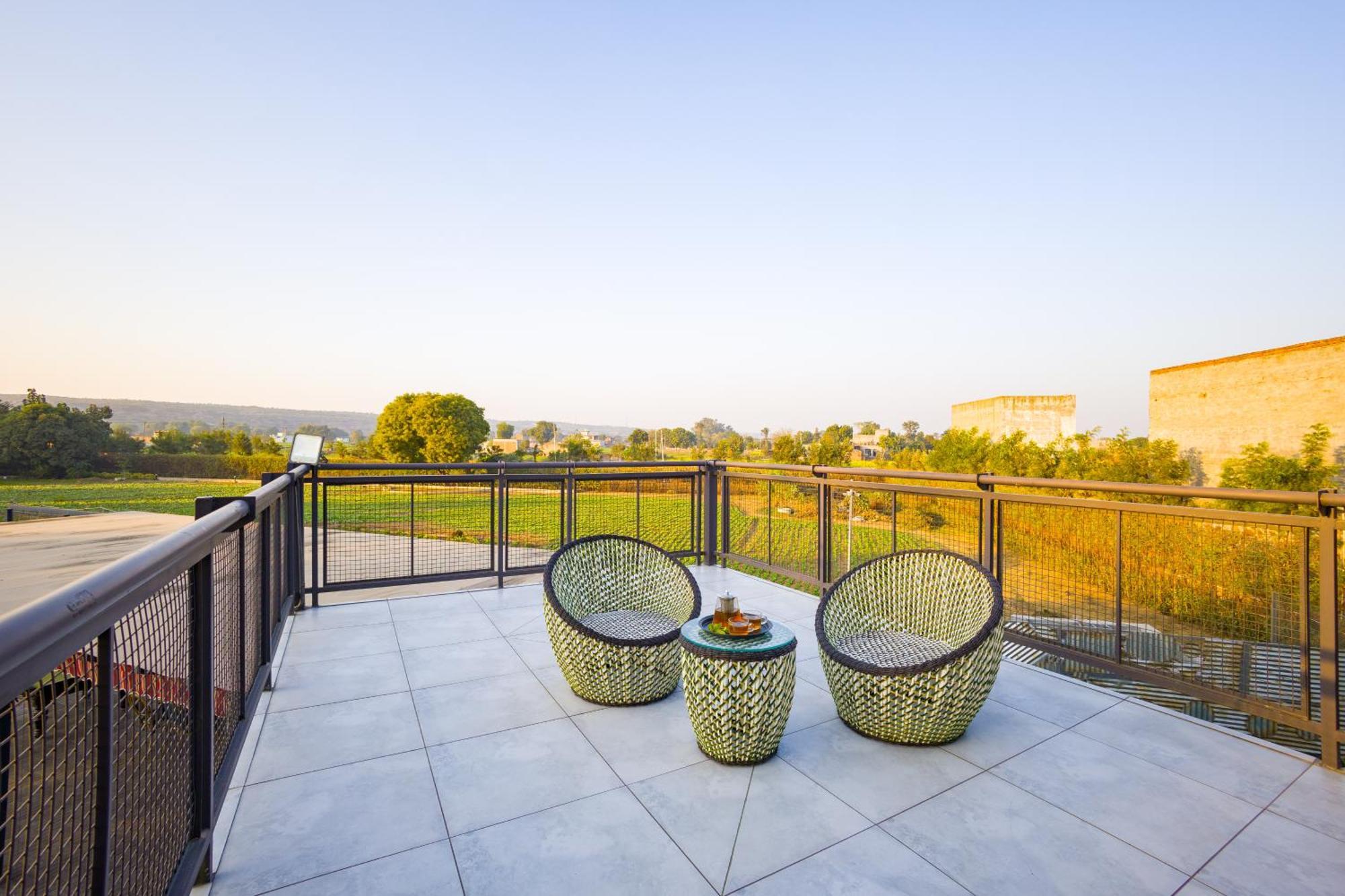 Dhauj Elivaas Hidden Oasis 4Bhk With Pool, Mud House & Container Houseヴィラ エクステリア 写真
